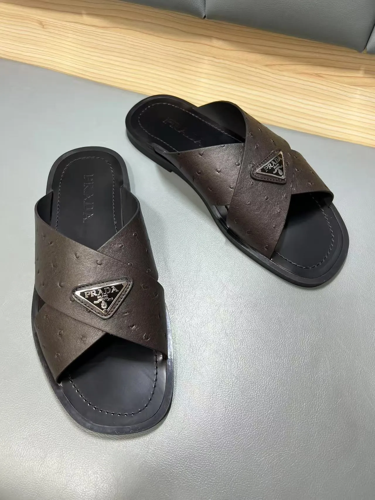 340💰PRADA Prada’s latest slippers are synchronized with the official website. This slipper is made of the brand’s unique and iconic Saffiano leather. The brand logo jumps out from the double straps, and the brand style is clearly visible. Cowhide gives men elegant charm and functional design, making it an ideal choice for vacation and leisure. Size:38-45